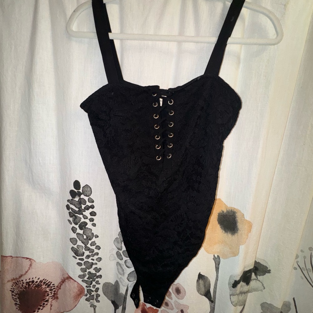 EXPRESS ONE ELEVEN. sz MEDIUM black lace corset body suit